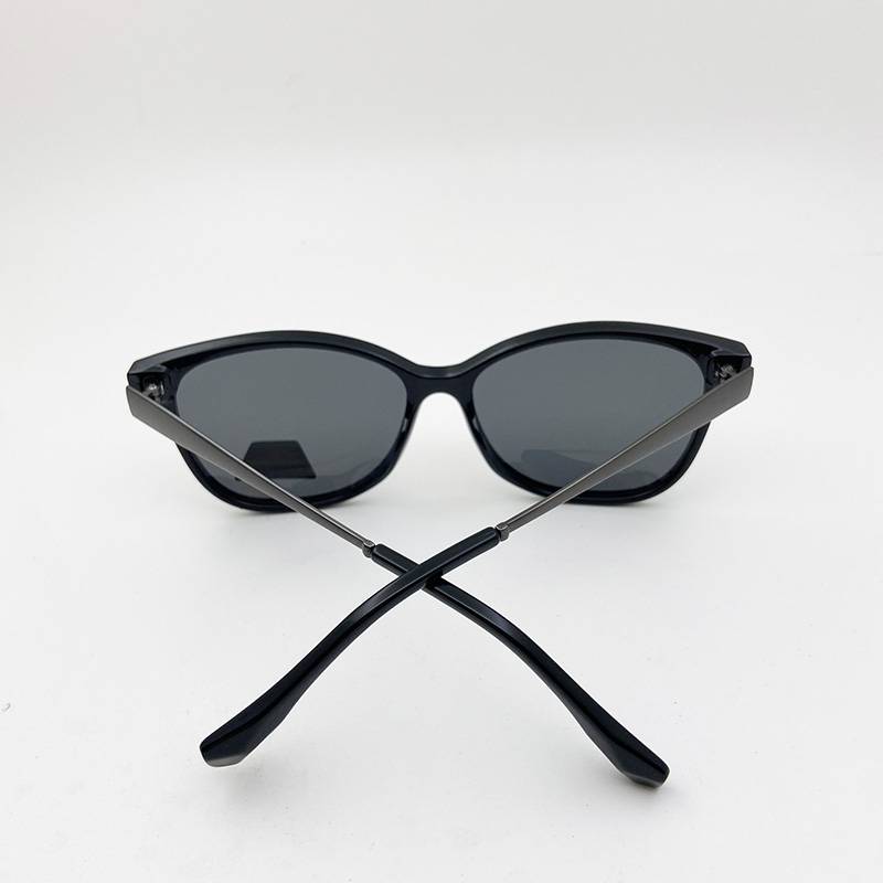Original single men and women black polarized sunglasses fashion driving sunglasses anti -ultraviolet wicked sunshade