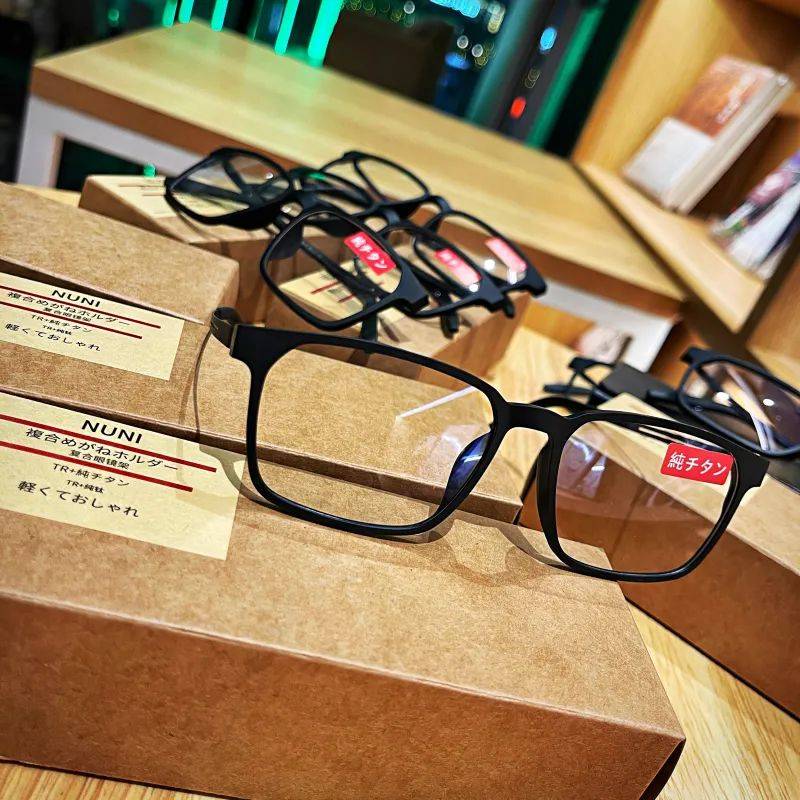 Single offline 1300+!Pure titanium super soft superweight original box loaded couple men's titanium steel glasses rack