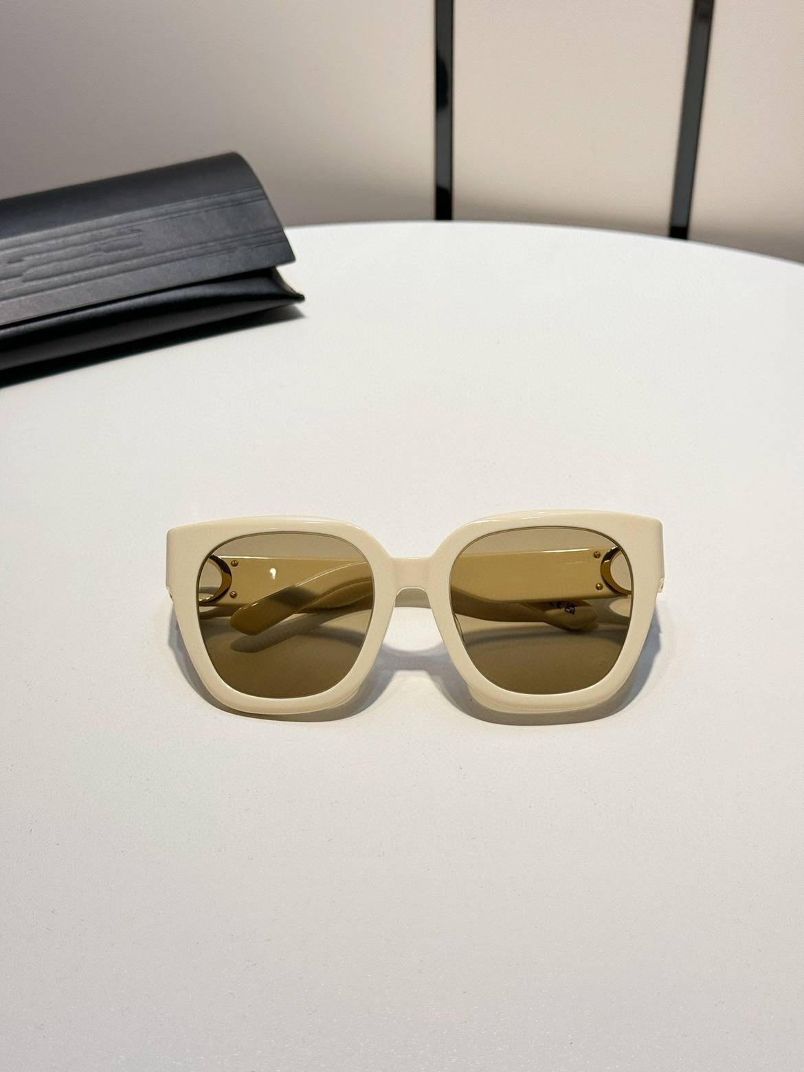 2024 new fashion and generous female sunglasses versatile comfort tourism men and women same model F173