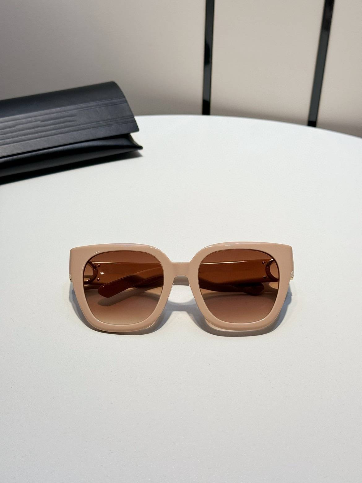 2024 new fashion and generous female sunglasses versatile comfort tourism men and women same model F173
