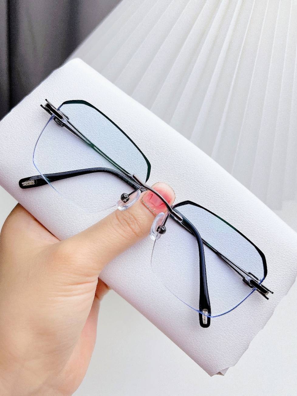 Frameless glasses Male close -up with a degree of astigmatism black border ultra -light borderless border multi -edge color degeneration anti -blue light tide rack