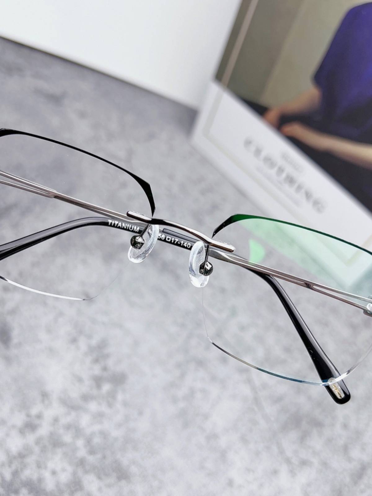 Frameless glasses Male close -up with a degree of astigmatism black border ultra -light borderless border multi -edge color degeneration anti -blue light tide rack