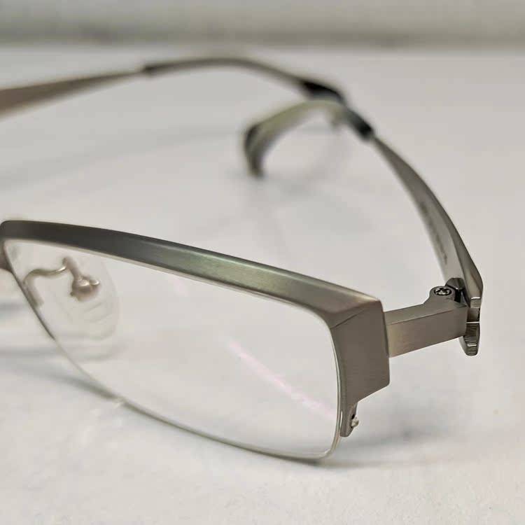 Titanium plate half -frame 100%pure titanium glasses 116 Black -gray silverbish male business radiation test wearing 21 grams 147