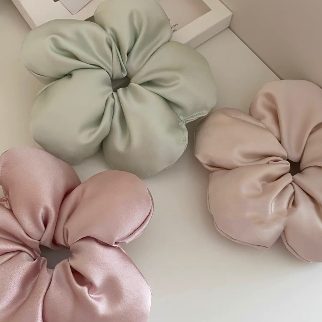 Korean style 3D bread Sponge flower large silk hair scrunchies for women 2024 new high quality new silk hair scrunchies