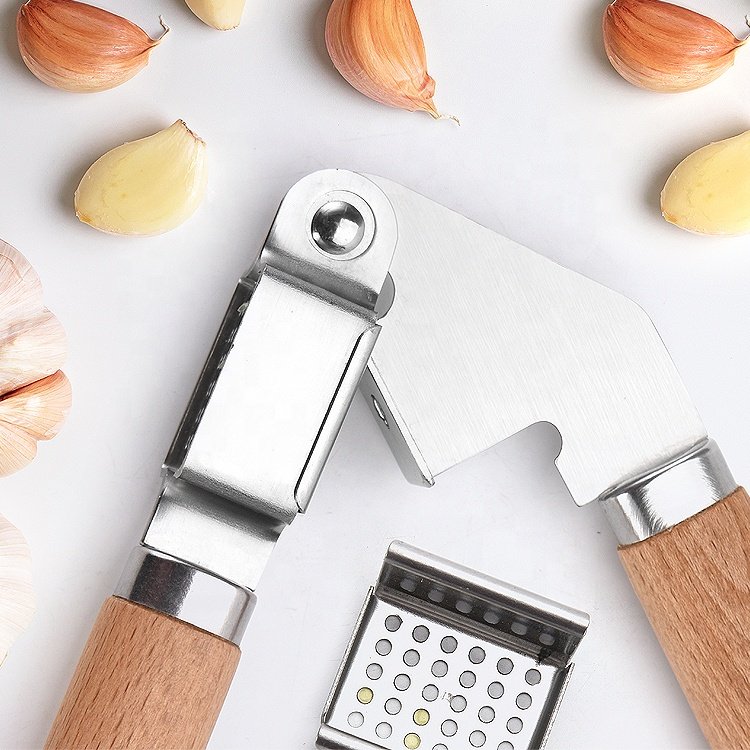 Easy to Clean Kitchen Garget Stainless Steel Garlic Mincer Garlic Presser With Non-Slip Wood Handle