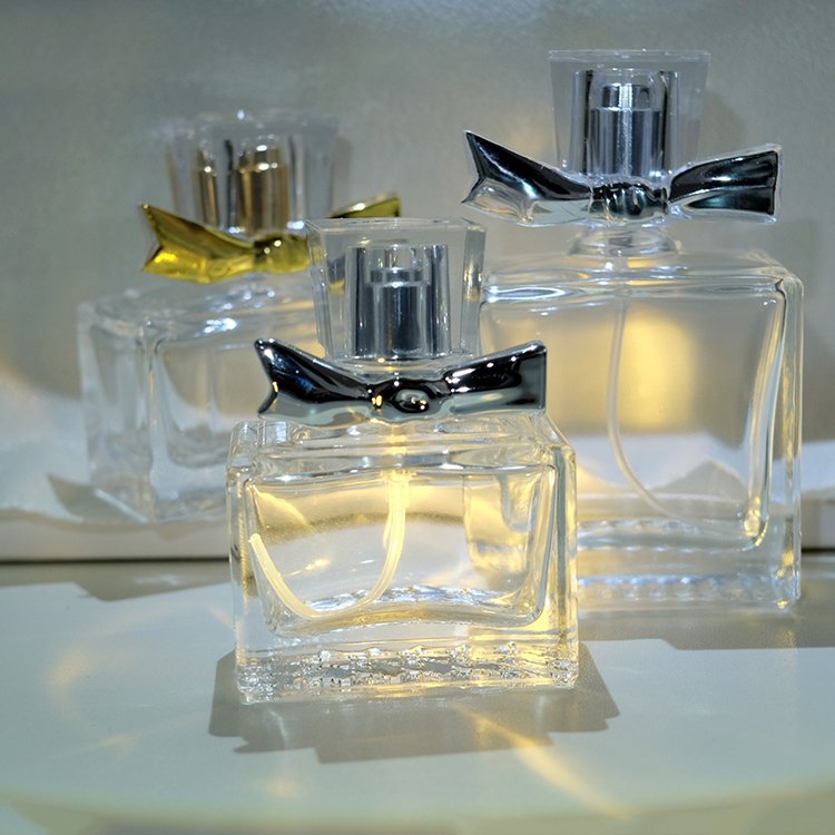 Sophisticated 30ml 50ml 100ml Square Perfume Bottle with Delicate Bow-Tie Lid & Spray Pump for Perfume