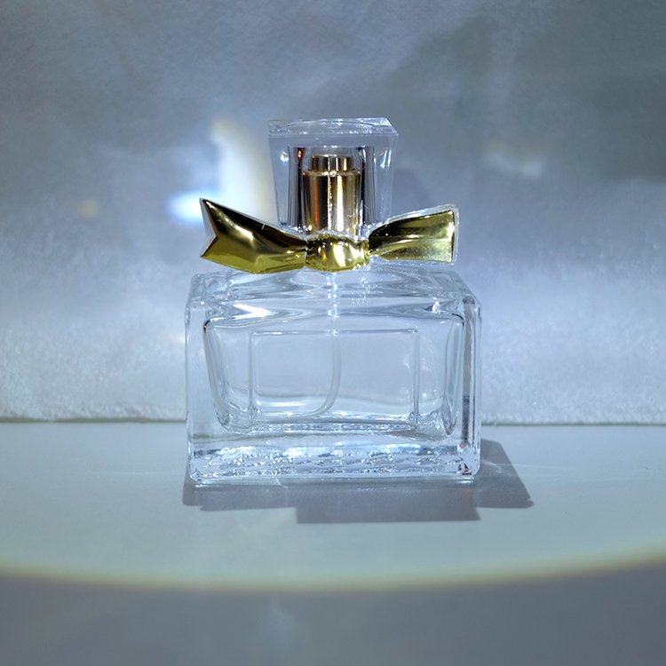 Sophisticated 30ml 50ml 100ml Square Perfume Bottle with Delicate Bow-Tie Lid & Spray Pump for Perfume