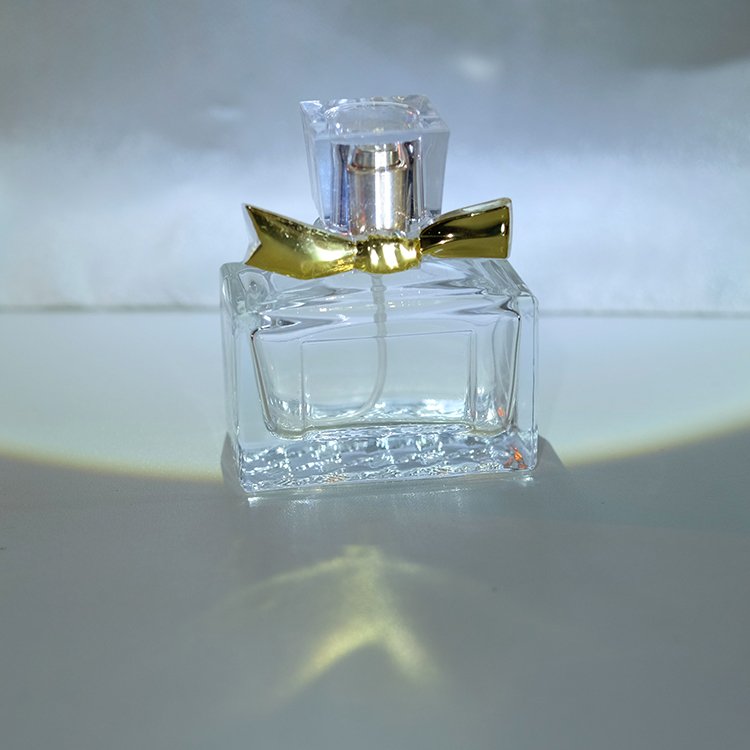 Sophisticated 30ml 50ml 100ml Square Perfume Bottle with Delicate Bow-Tie Lid & Spray Pump for Perfume