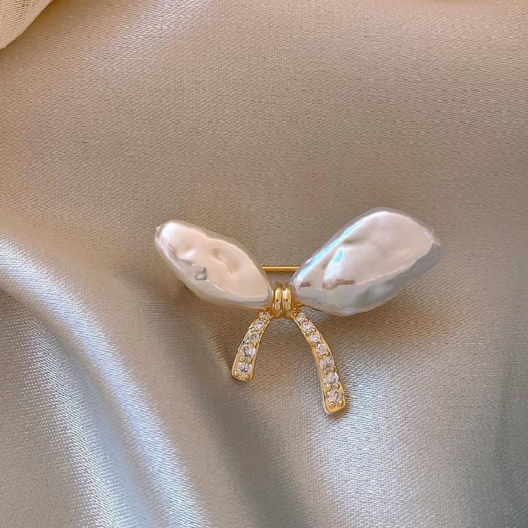 Irregular pearl bow brooch female design sense niche pin exquisite high-end corsage clothes anti-unwanted-exposure buckle