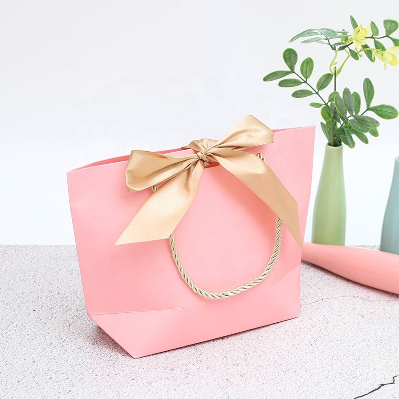 Customized high-end best-selling luxury products in the factory paper bags with ribbons are used for clothing and accessories