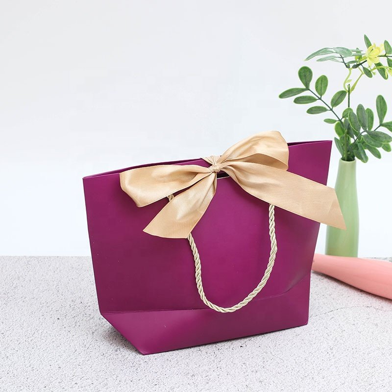 Customized high-end best-selling luxury products in the factory paper bags with ribbons are used for clothing and accessories