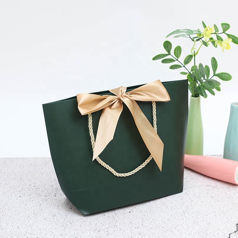 Customized high-end best-selling luxury products in the factory paper bags with ribbons are used for clothing and accessories