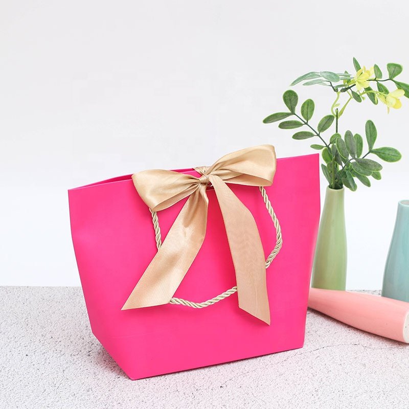Customized high-end best-selling luxury products in the factory paper bags with ribbons are used for clothing and accessories