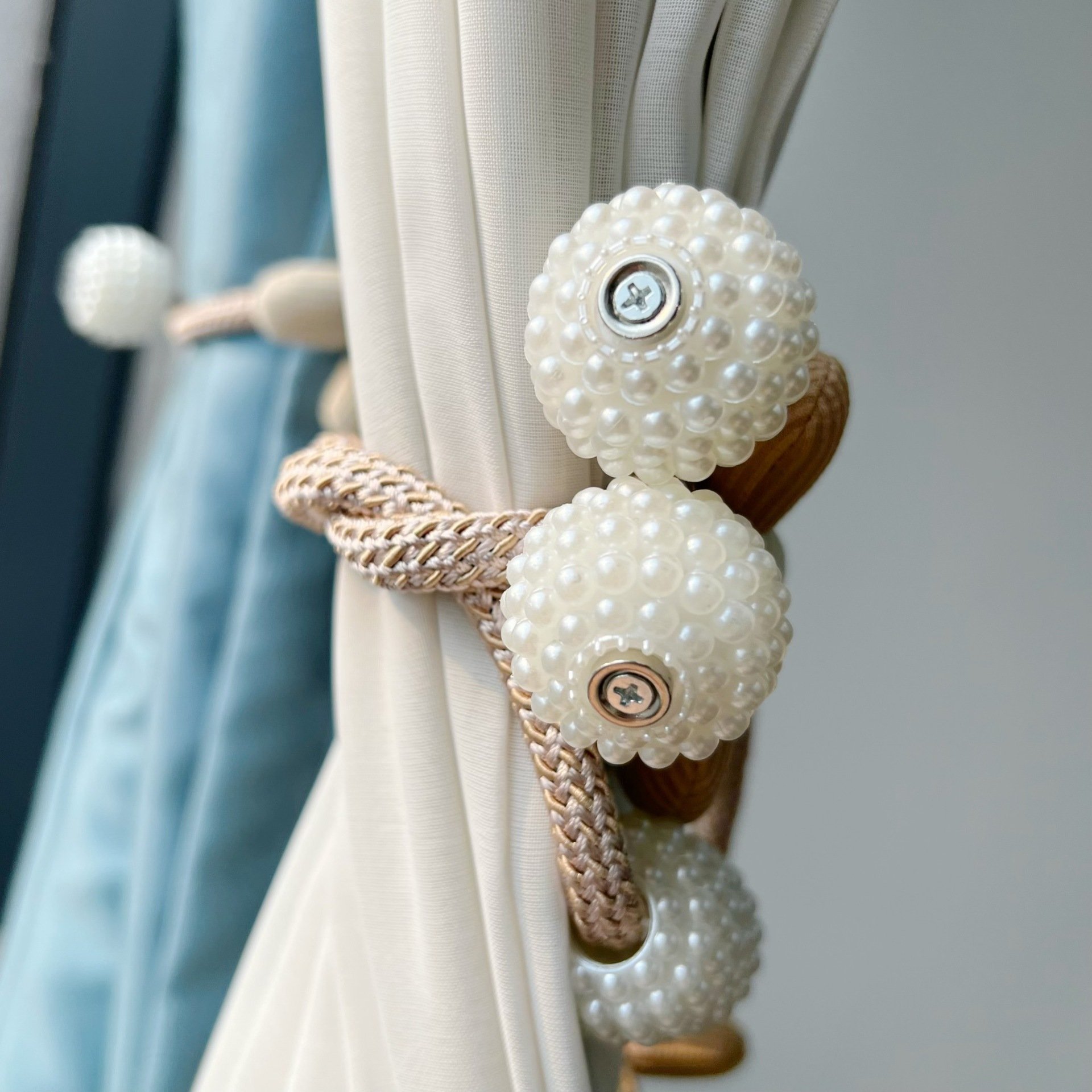 A magnetic curtain buckle, simple curtain tie modern small flowers bedroom living room home decoration