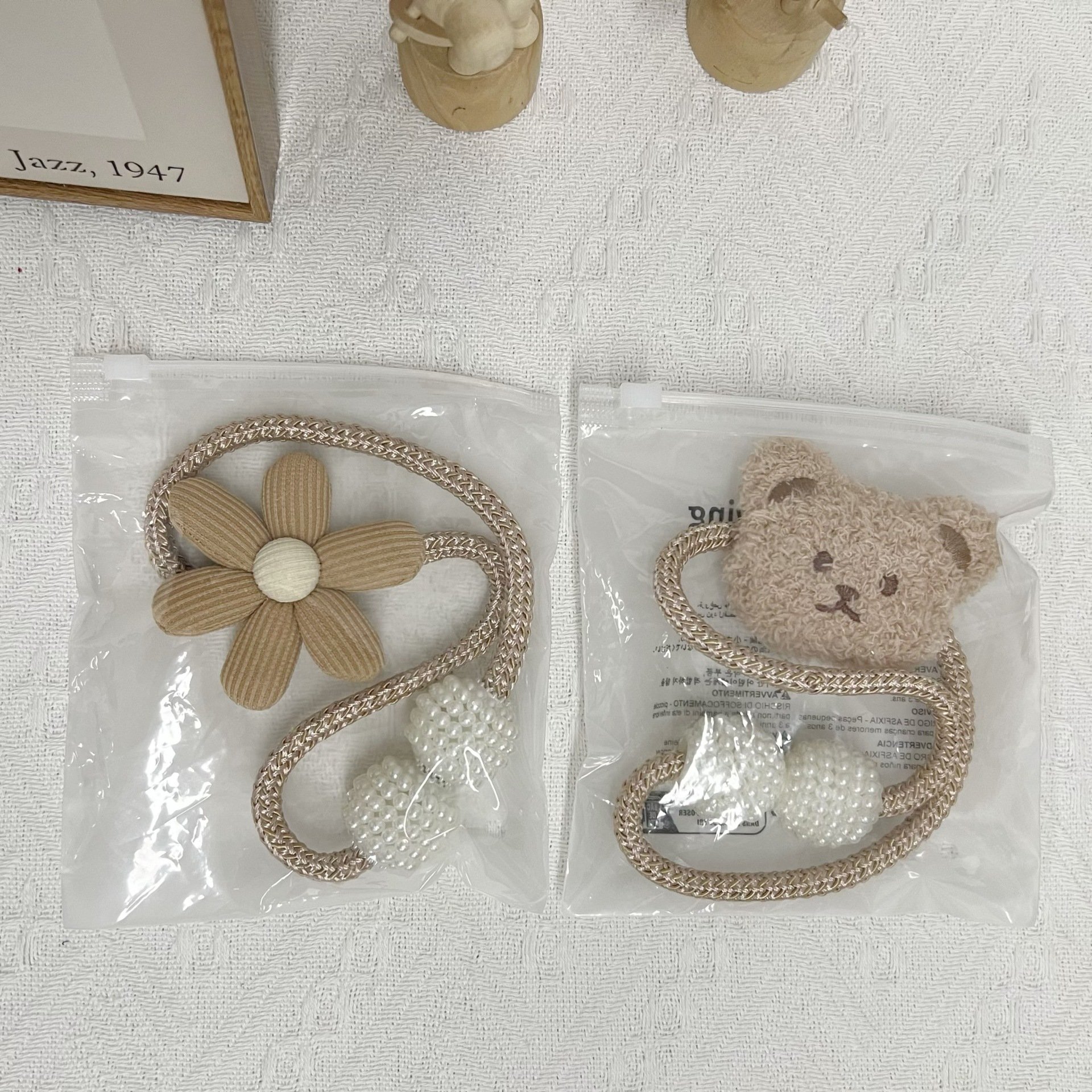 A magnetic curtain buckle, simple curtain tie modern small flowers bedroom living room home decoration