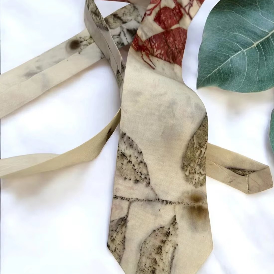 Chic Fusion Classic Elegance Pure Silk Tie Pocket Square Set Ecoprinted White Red Bold Combination Sustainable Fashion