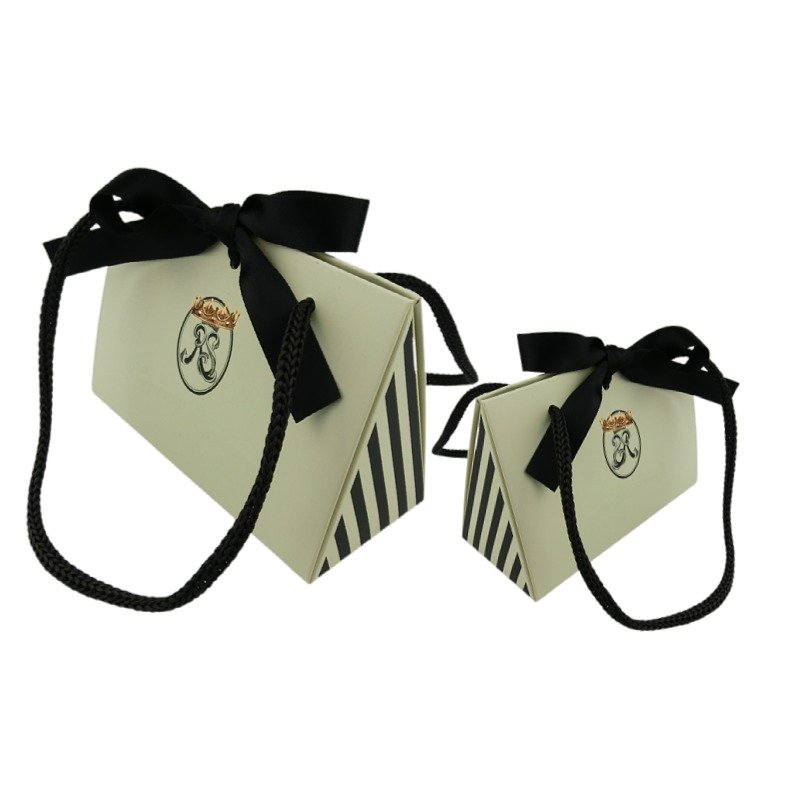 Sac en papier Triangle paper bag with silk satin ribbon tie with PP cord handle For BRACELETS NECKLACES EARRINGS Rings Jewelry