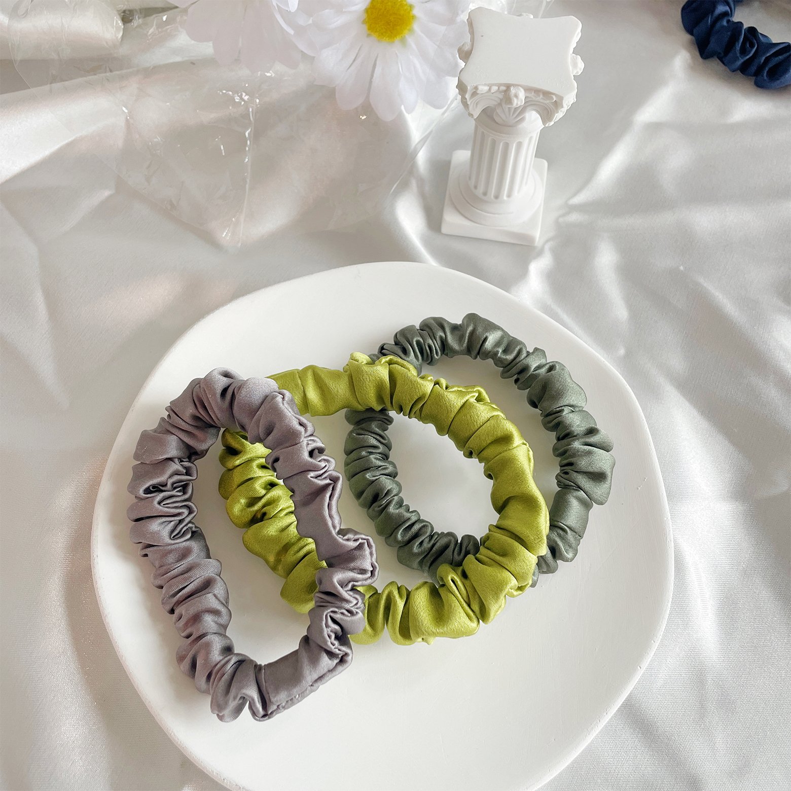 19/22mm Custom Medium Size Luxury Women Silk Scrunchies Pure Satin Silk Charm Scrunchies For Hair