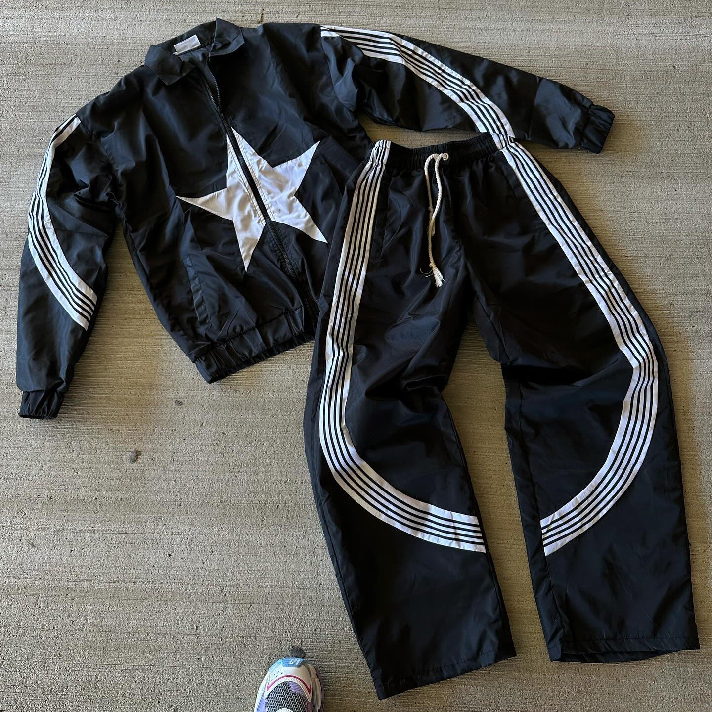 OEM Custom Windbreaker Tracksuits Zip Up Nylon Jacket Suit Sweat Pants Jogger Sets Custom Strips Nylon Sweatsuit For Men