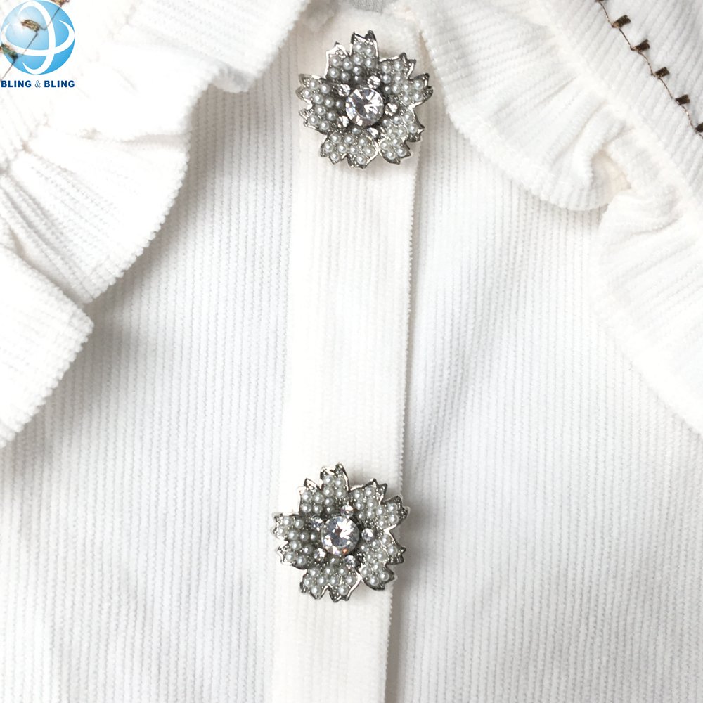 New Design Flower Shaped Pearl Crystal Jewelry No Sew Clip Cover Button For Women Blouse Shirts Wedding Dress Decor Accessories