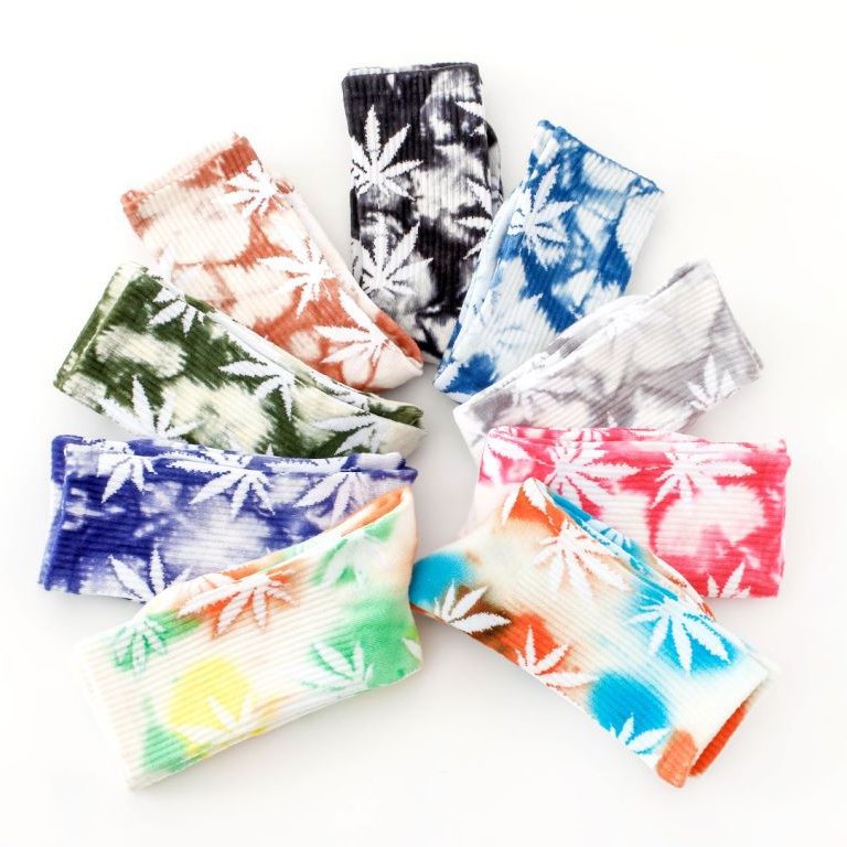 2023 Low Moq Wholesale Crew Fashion Tie Dye Women Men Maple Leaf Socks Custom Brand Logo Hip Hop Street Sport Wear Hemp Socks