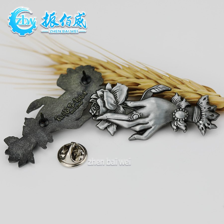 Zinc alloy 3d three-dimensional antique love and peace metal ancient tin brooch custom metal ancient tin three-dimensional pin