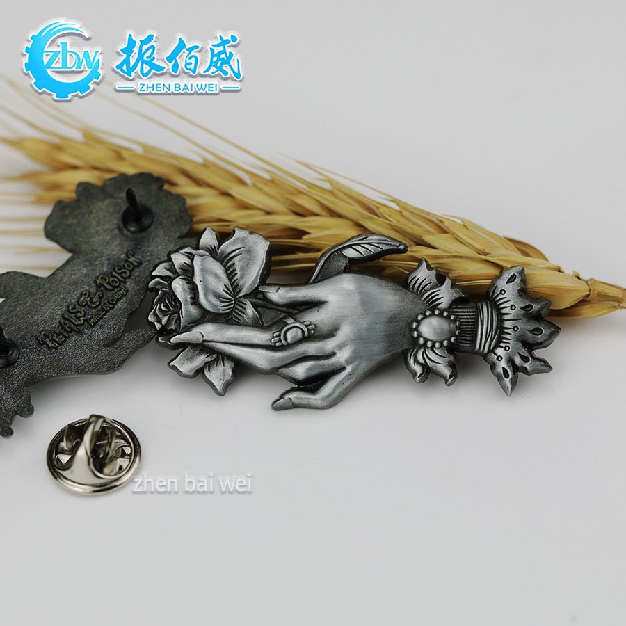 Zinc alloy 3d three-dimensional antique love and peace metal ancient tin brooch custom metal ancient tin three-dimensional pin