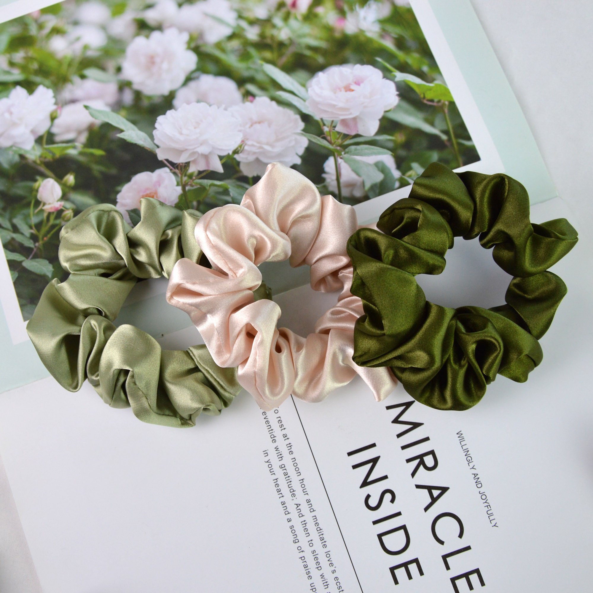 Wholesale Hot Sale 3.5cm and 5cm Large High Quality Smooth and High Elasticity Women Hair Ties Hair Band Silk Satin Scrunchies