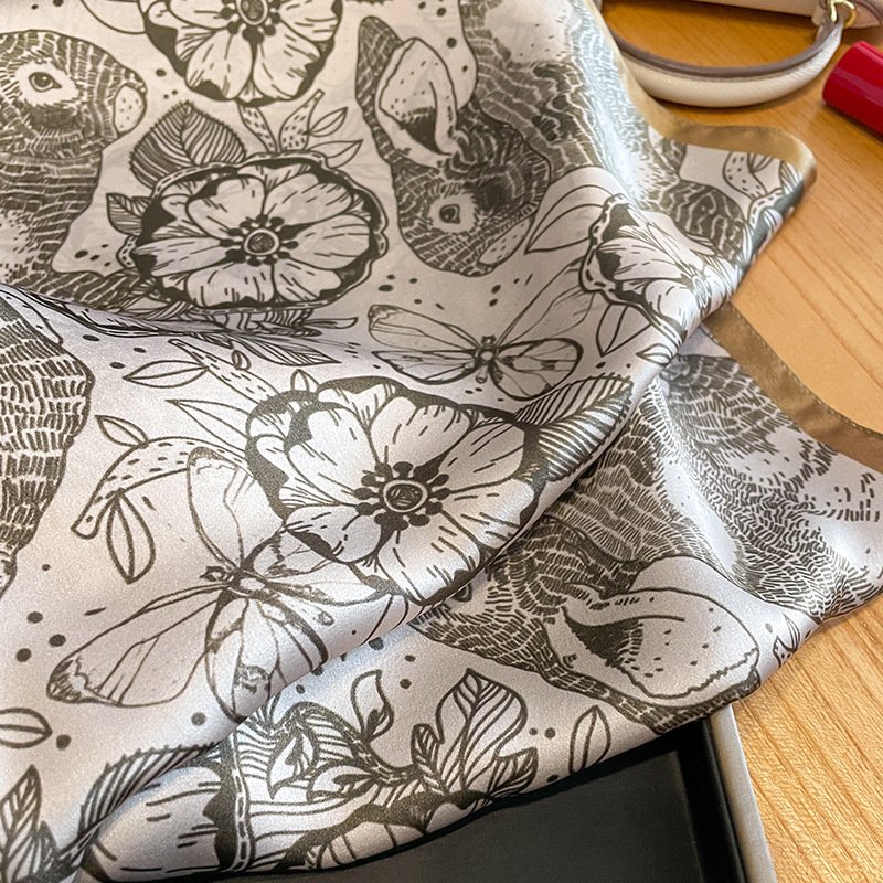 OEM Custom Design Printed Silk Scarf Neck Tie Female Square Head Scarf Bandana Wraps Foulard 100% Natural Silk Scarf for Women