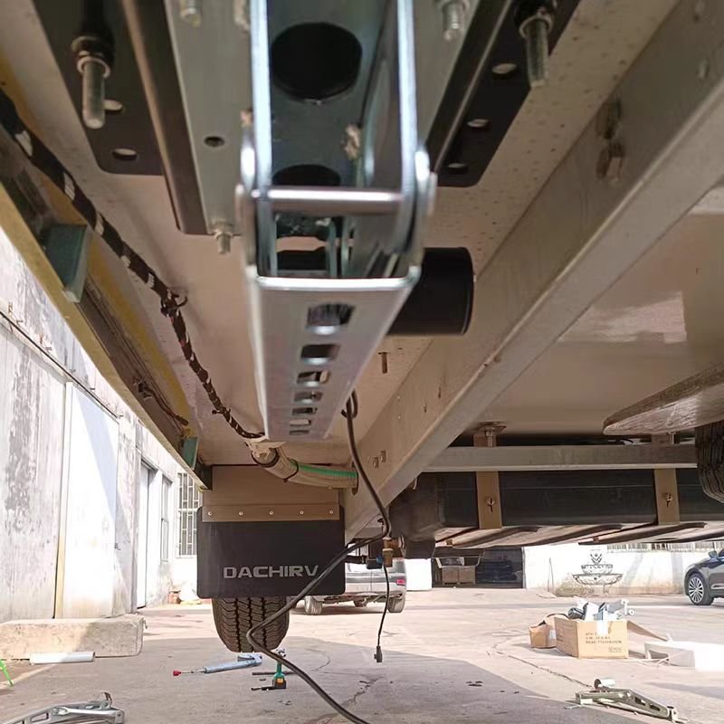 Hydraulic automatic leveling system and hydraulic leveling jacks