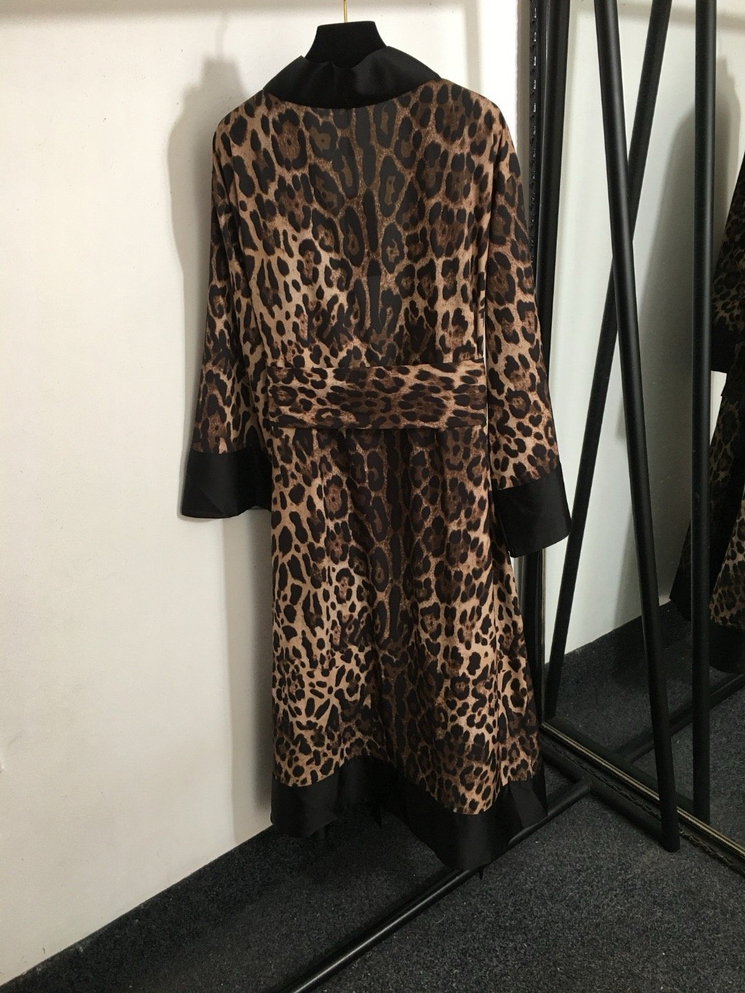 New women's leopard print printing black hemming tie back waist long cardigan nightgown silk outwear