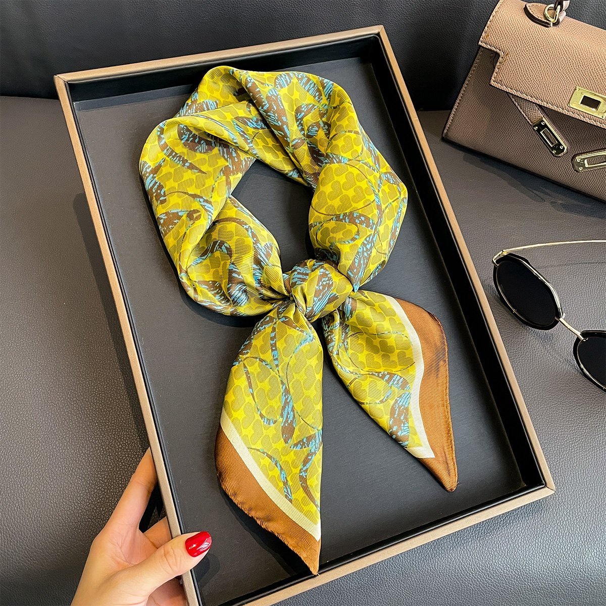 Manufacturer 1026F New Luxury Designer Logo Pattern Print Neckerchief 70*70 Hair Ties Silk Scarf for Women Stylish High Quality