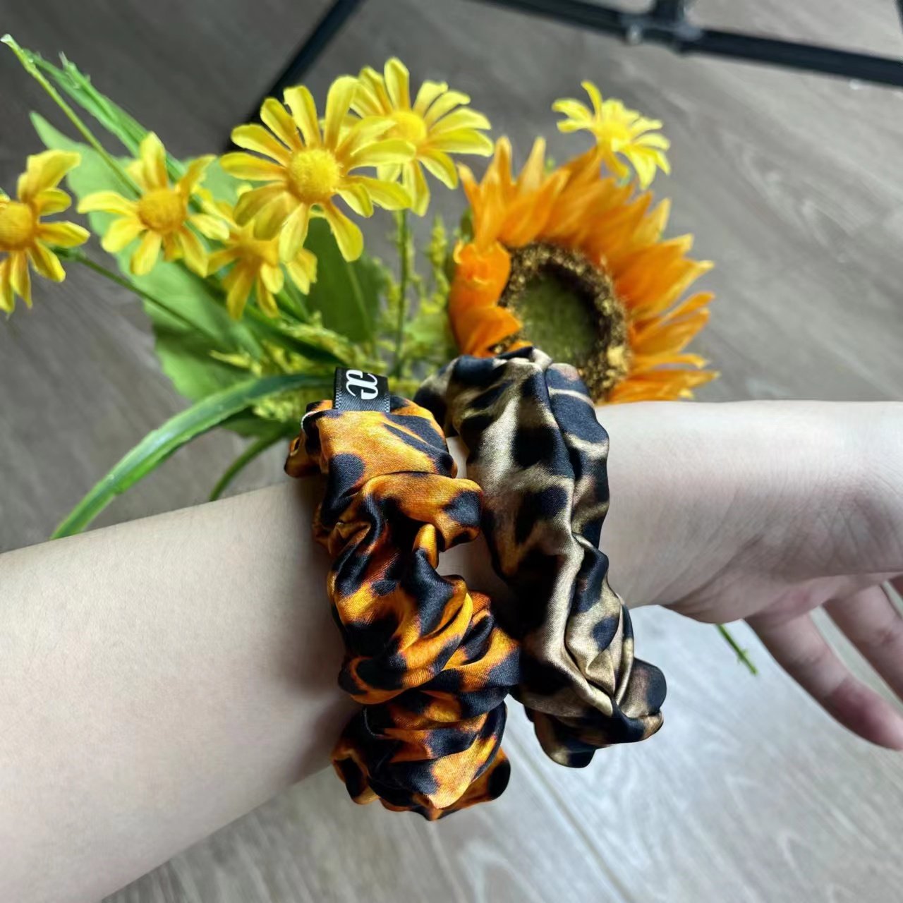 Custom New Set of Pure Color Silk Elastic Hair Bands Scrunchies Hairband Scrunchy with Elastic Hair Tie Head Rope Cloth