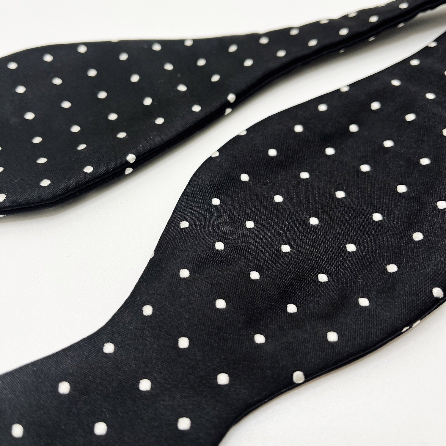 High-Quality Italian Bow Tie - Finely Crafted Silk Linen - Essential Handmade Accessory for Summer Weddings