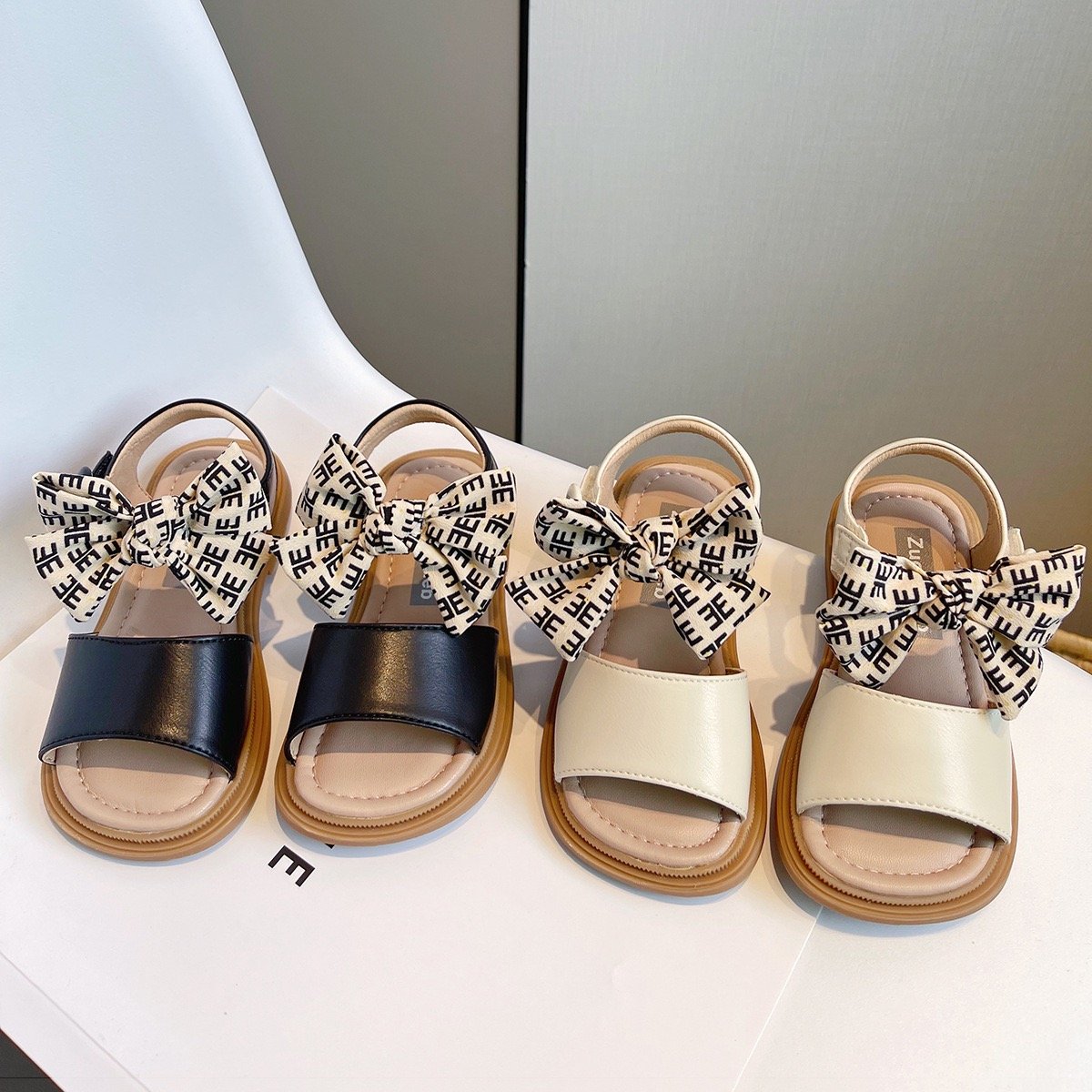 Fashion Designer Girls Sandals Summer Children Beach Shoes Soft Flexible Leather Open-tied Sandals For Girl Size 23-33