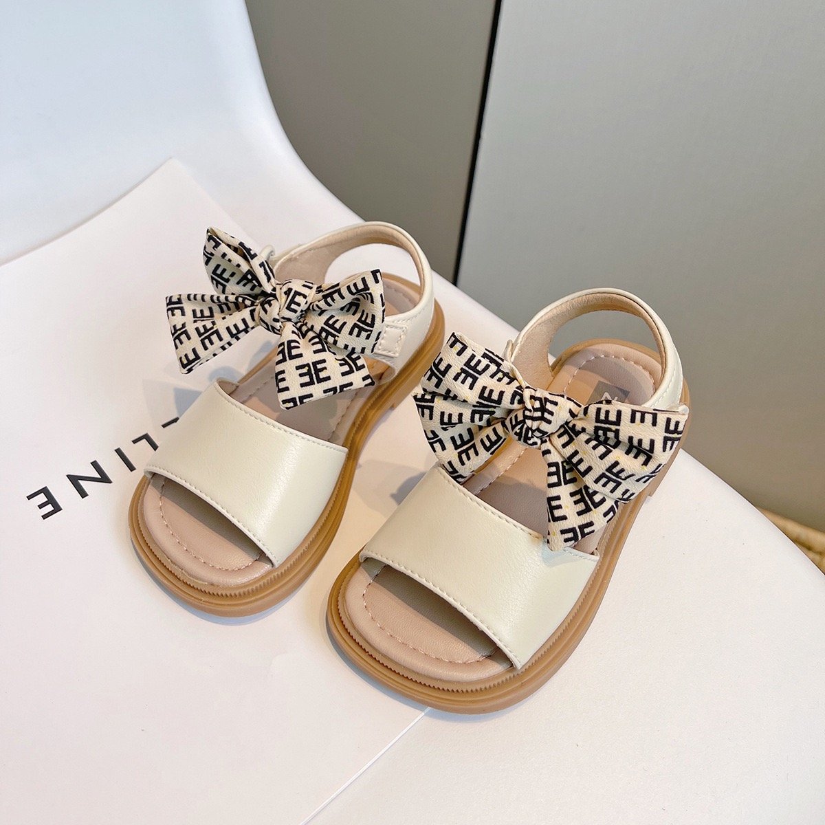 Fashion Designer Girls Sandals Summer Children Beach Shoes Soft Flexible Leather Open-tied Sandals For Girl Size 23-33