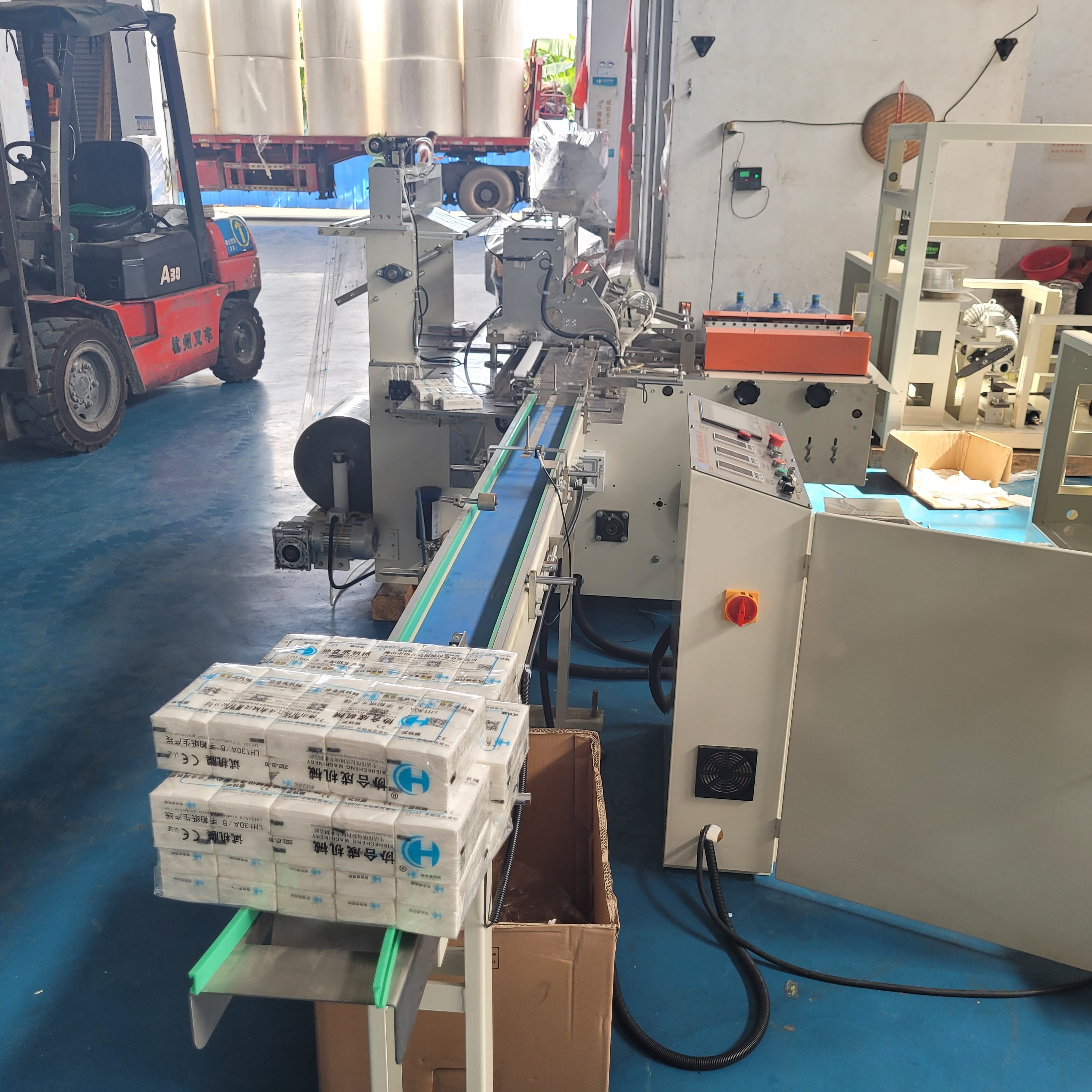 Foshan XieHeCheng Automatic Handkerchief Pocket Tissue Paper Making Packing Machine Production Line