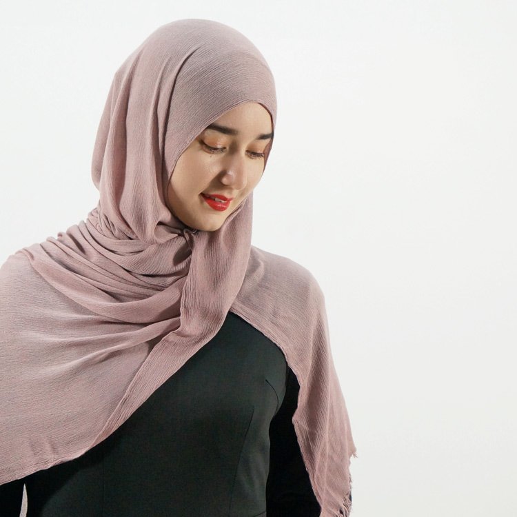 Wholesale solid color muslim stretchy viscose modal hijab pleated crinkle cotton scarf bandana shawl tassel for muslim women