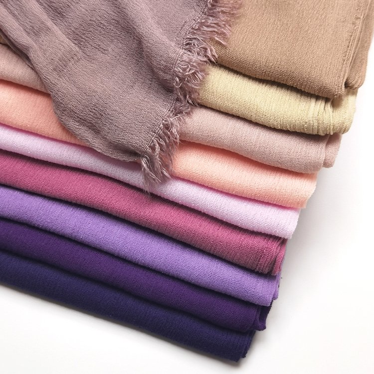 Wholesale solid color muslim stretchy viscose modal hijab pleated crinkle cotton scarf bandana shawl tassel for muslim women