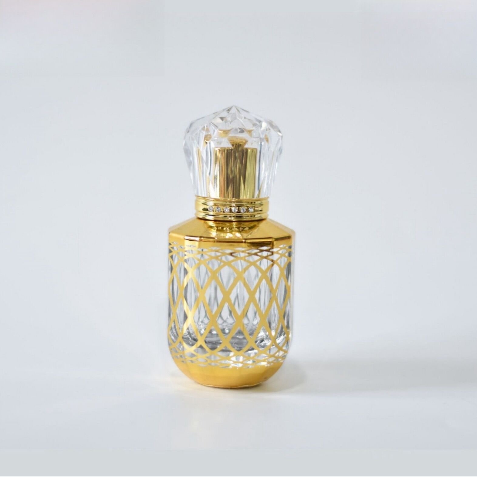 High Quality Portable Electroplate UV Gold Arabesque Design Round 45ml 50ml Glass Perfume Bottle Cosmetic Spray Bottle