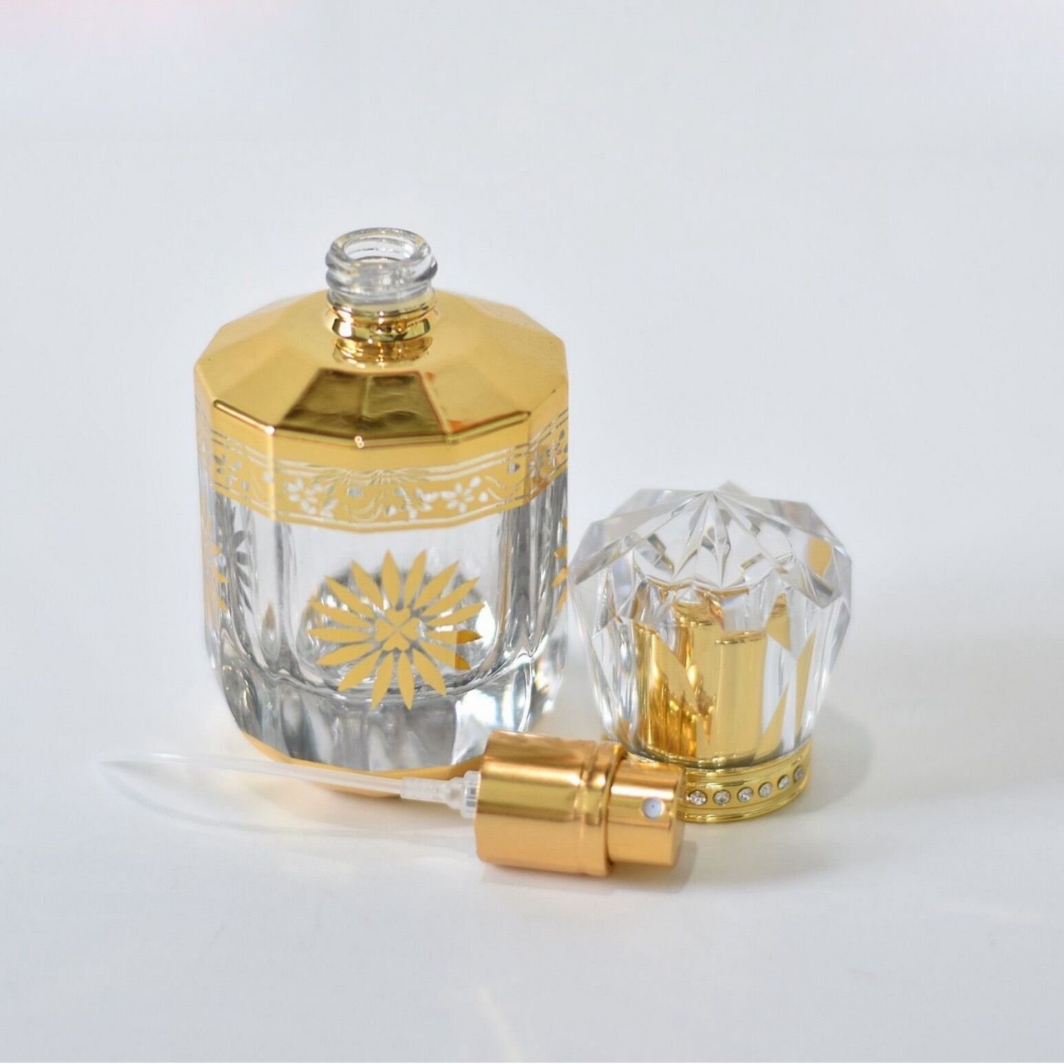 High Quality Portable Electroplate UV Gold Arabesque Design Round 45ml 50ml Glass Perfume Bottle Cosmetic Spray Bottle