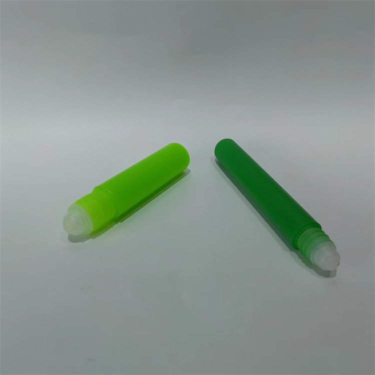 Factory Price 15ml Portable plastic Empty Round easy carry cosmetic Perfume Roller Ball Bottle With Lid