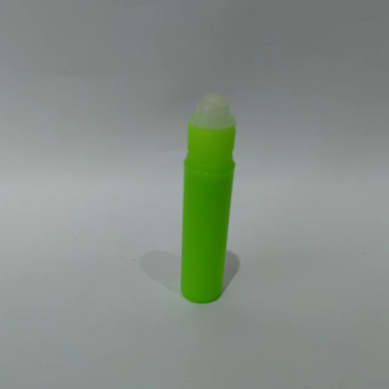 Factory Price 15ml Portable plastic Empty Round easy carry cosmetic Perfume Roller Ball Bottle With Lid