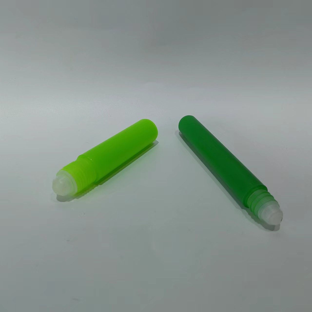 Factory Price 15ml Portable plastic Empty Round easy carry cosmetic Perfume Roller Ball Bottle With Lid