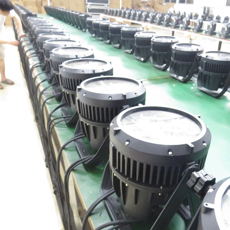 High Quality LED 18 Waterproof And Dustproof Stage Lights Suitable For Party Clubs