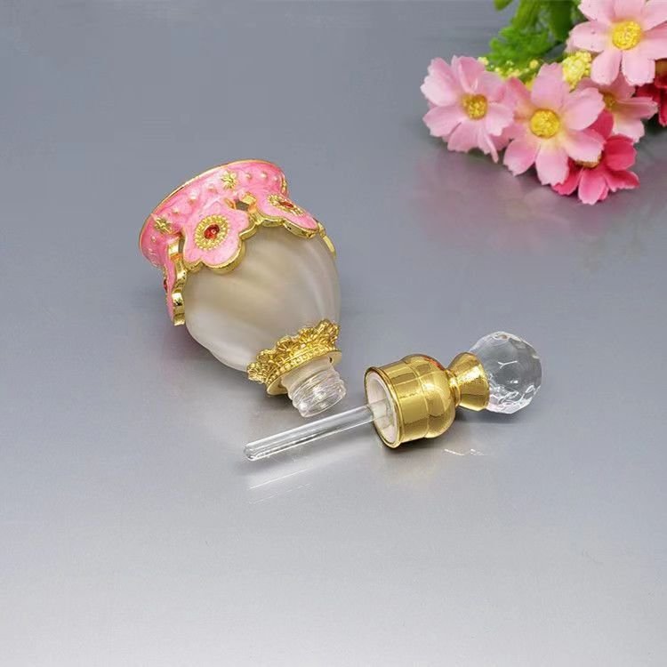 Wholesale Selling Design 15ml Dubai Arabic Style Metal Golden Attar Essential Oil Perfume Glass Bottles With Glass Stick