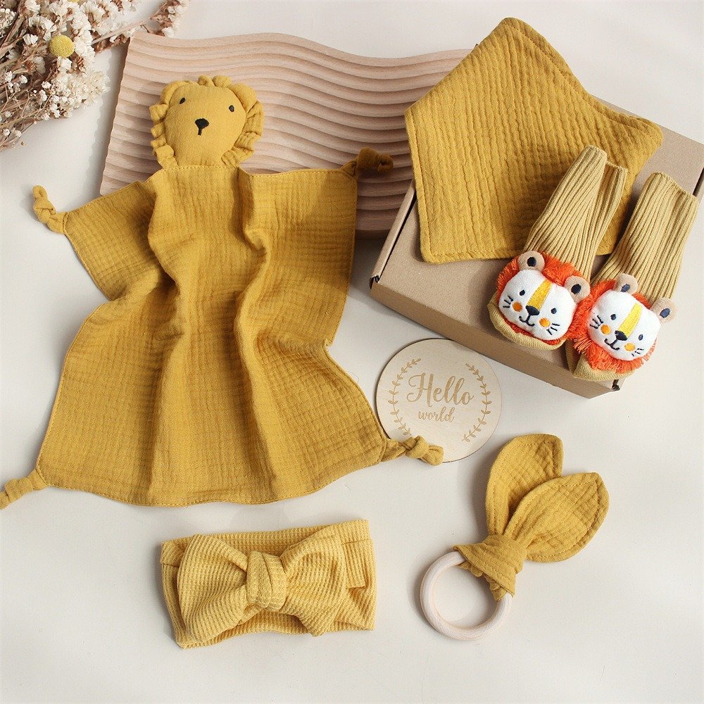 Newborn gift box infant Baby Bathing Toy Set Baby Shower Gift Set Rattle Teether Headband Non slip socks Soothing handkerchief