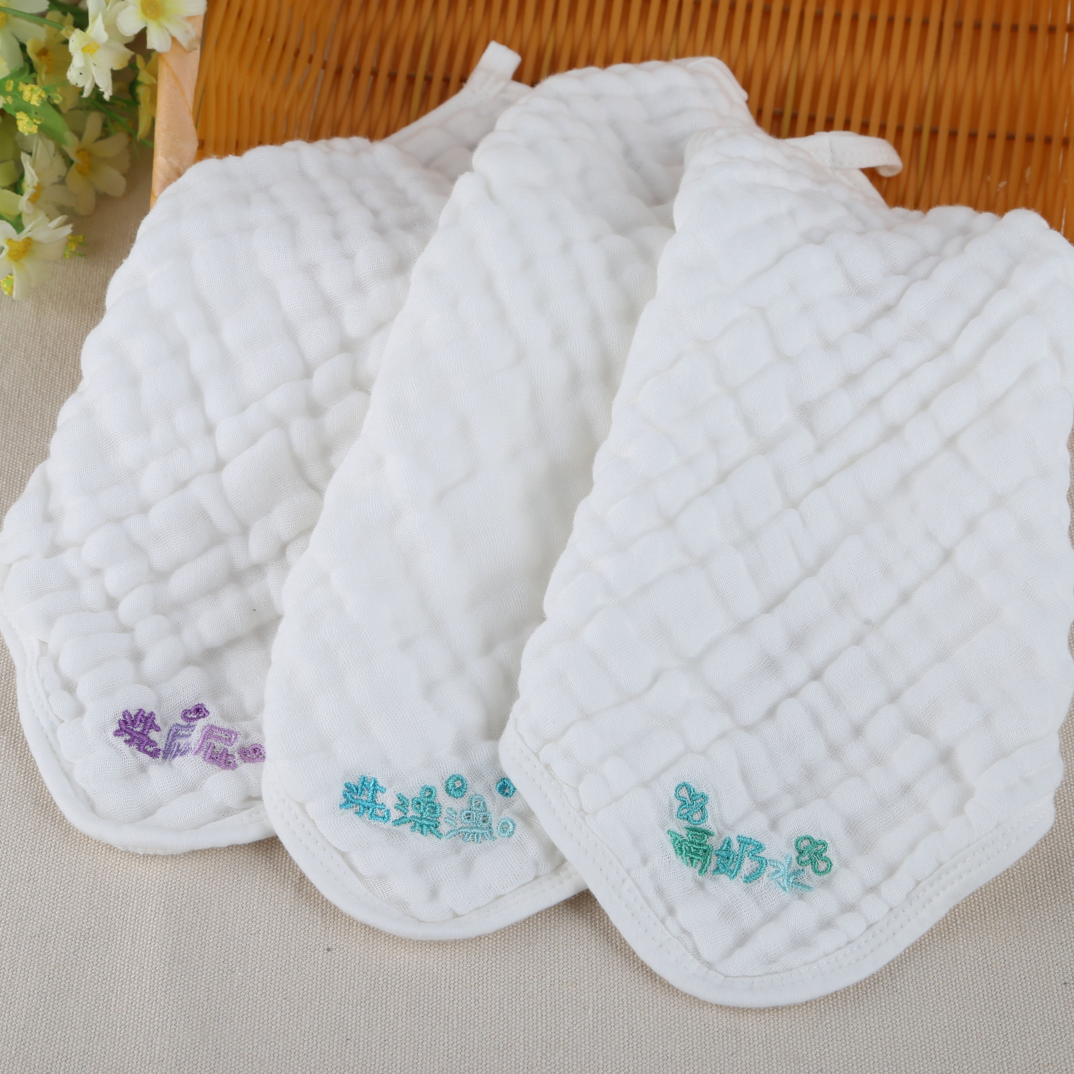 Wholesale the saliva gauze towel 100% Cotton Muslin Custom The embroidery handkerchief for baby muslin squares handkerchief