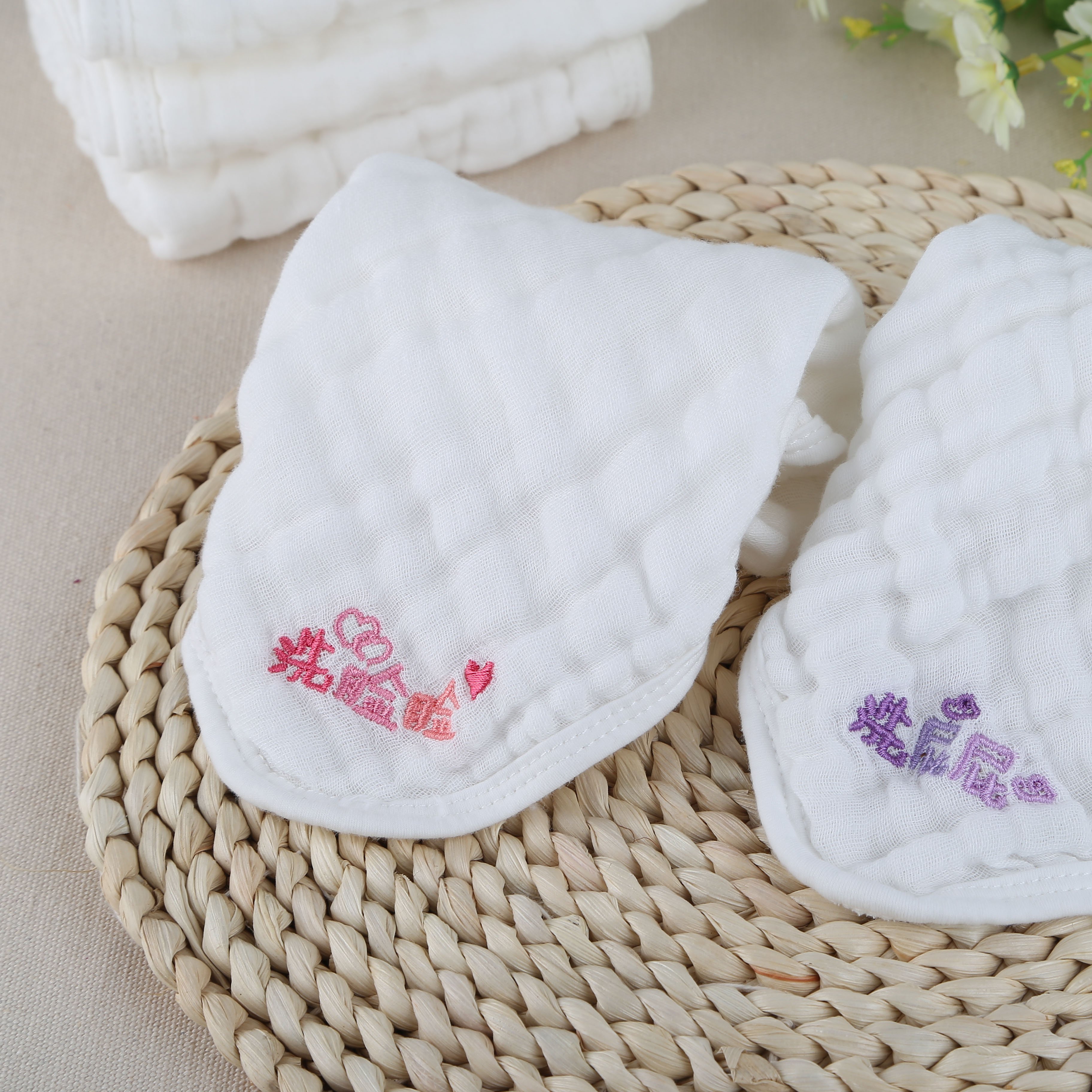 Wholesale the saliva gauze towel 100% Cotton Muslin Custom The embroidery handkerchief for baby muslin squares handkerchief