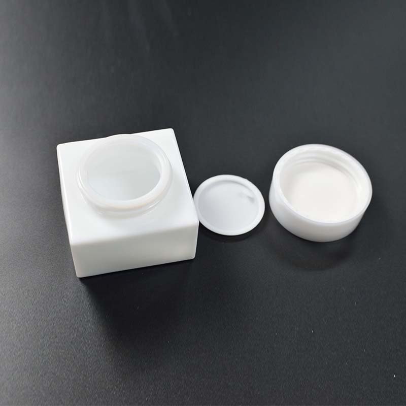 Luxury Cosmetic Skincare Packaging Flat Shoulder Glass Bottle 30Ml 50Ml 100Ml 120Ml White Pump Body Lotion Bottle